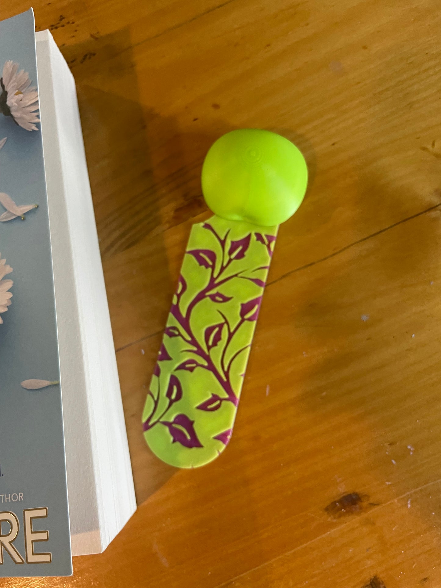Apple 3D Bookmark, Vibrant 3D Printed Cute Fruit Design for Book Lovers, Perfect Teacher’s Gift or Study Buddy
