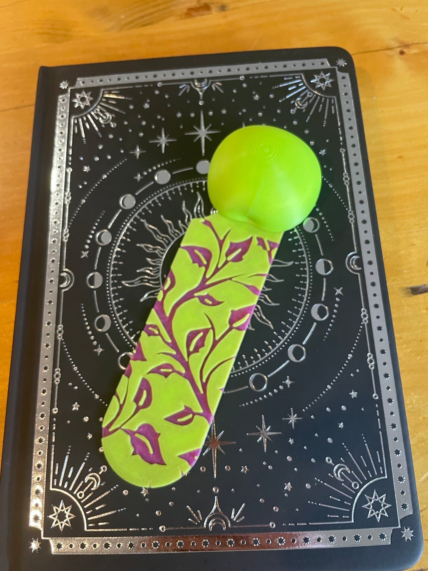 Apple 3D Bookmark, Vibrant 3D Printed Cute Fruit Design for Book Lovers, Perfect Teacher’s Gift or Study Buddy