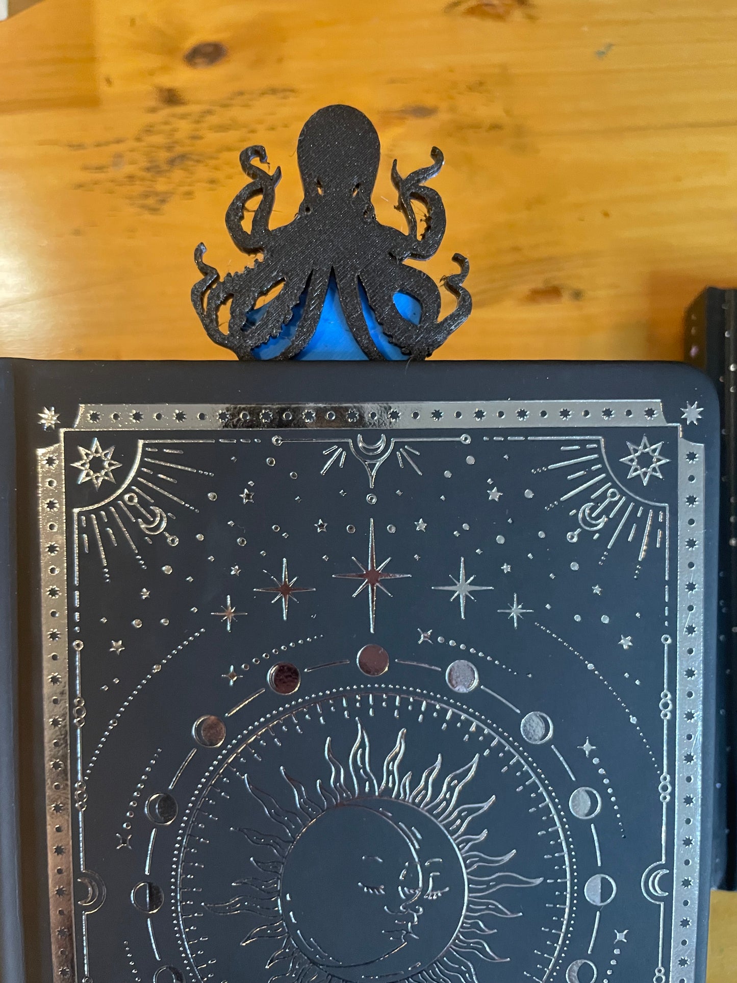 Kraken 3D-Lesezeichen, atemberaubendes Fantasy-Accessoire mit Meeresungeheuer zum Markieren Ihrer Seite, ideales Geschenk für Leser und Nerds