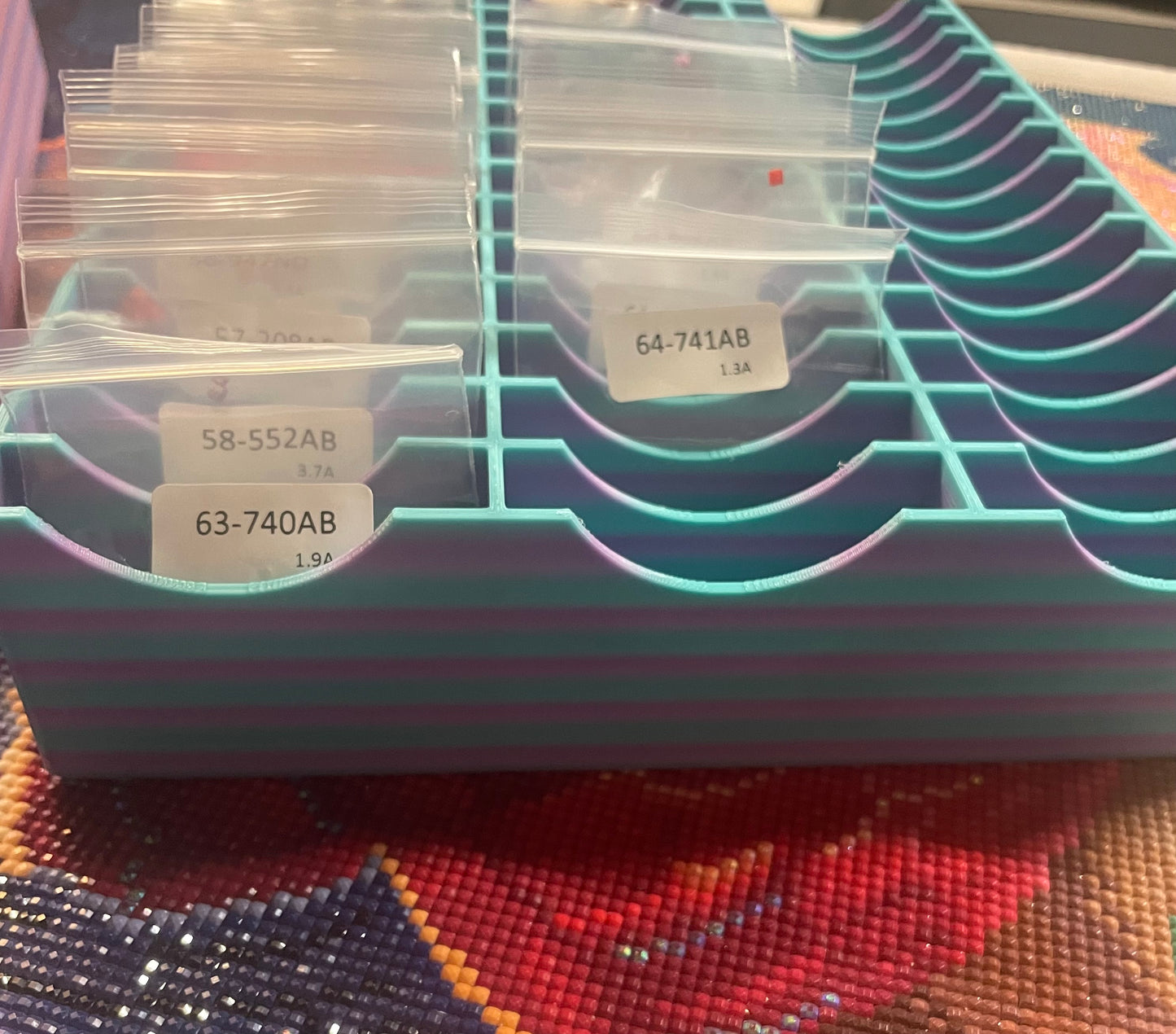Diamond Art Baggy-Aufbewahrungstablett mit 45 dicken Schlitzen, soliden, langlebigen Wänden in coolen Farben – der perfekte Organizer für Liebhaber der Diamantmalerei