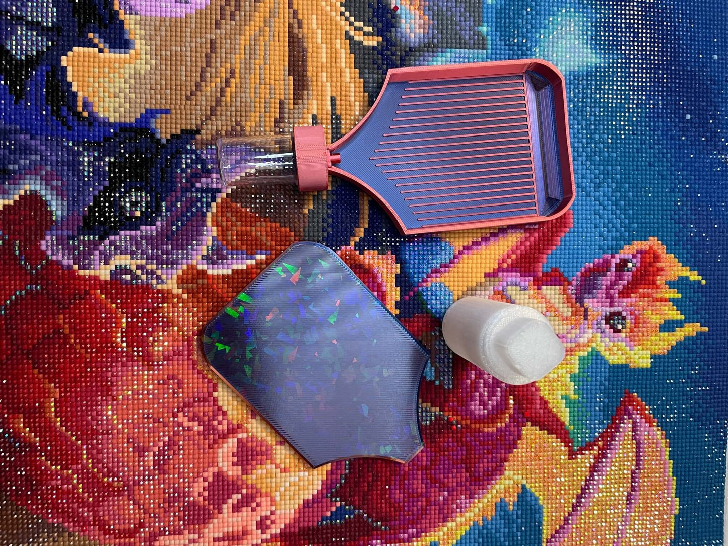 Dragonling Screw & Shake Diamond Art Tray with screw-in drill container on a colorful diamond art canvas