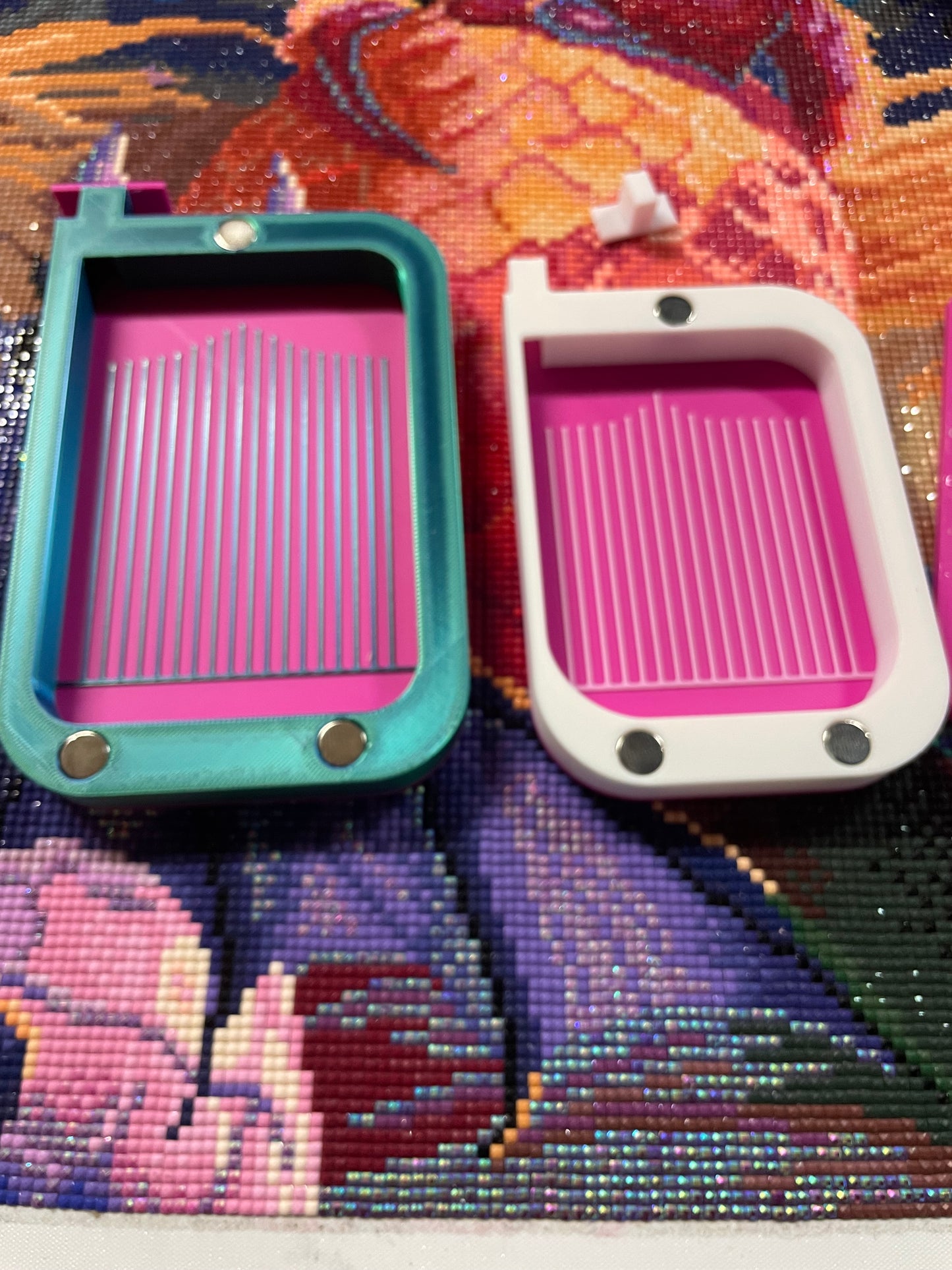 Magnetsarus Magnetic Lid diamond Art Tray with Stopper, Medium and Small Sized Diamond Paint With A RAWR