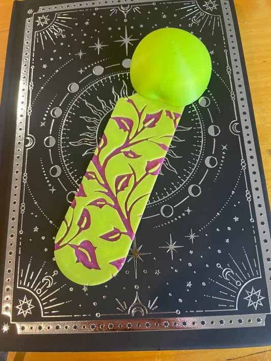 Apple 3D Bookmark, Vibrant 3D Printed Cute Fruit Design for Book Lovers, Perfect Teacher’s Gift or Study Buddy