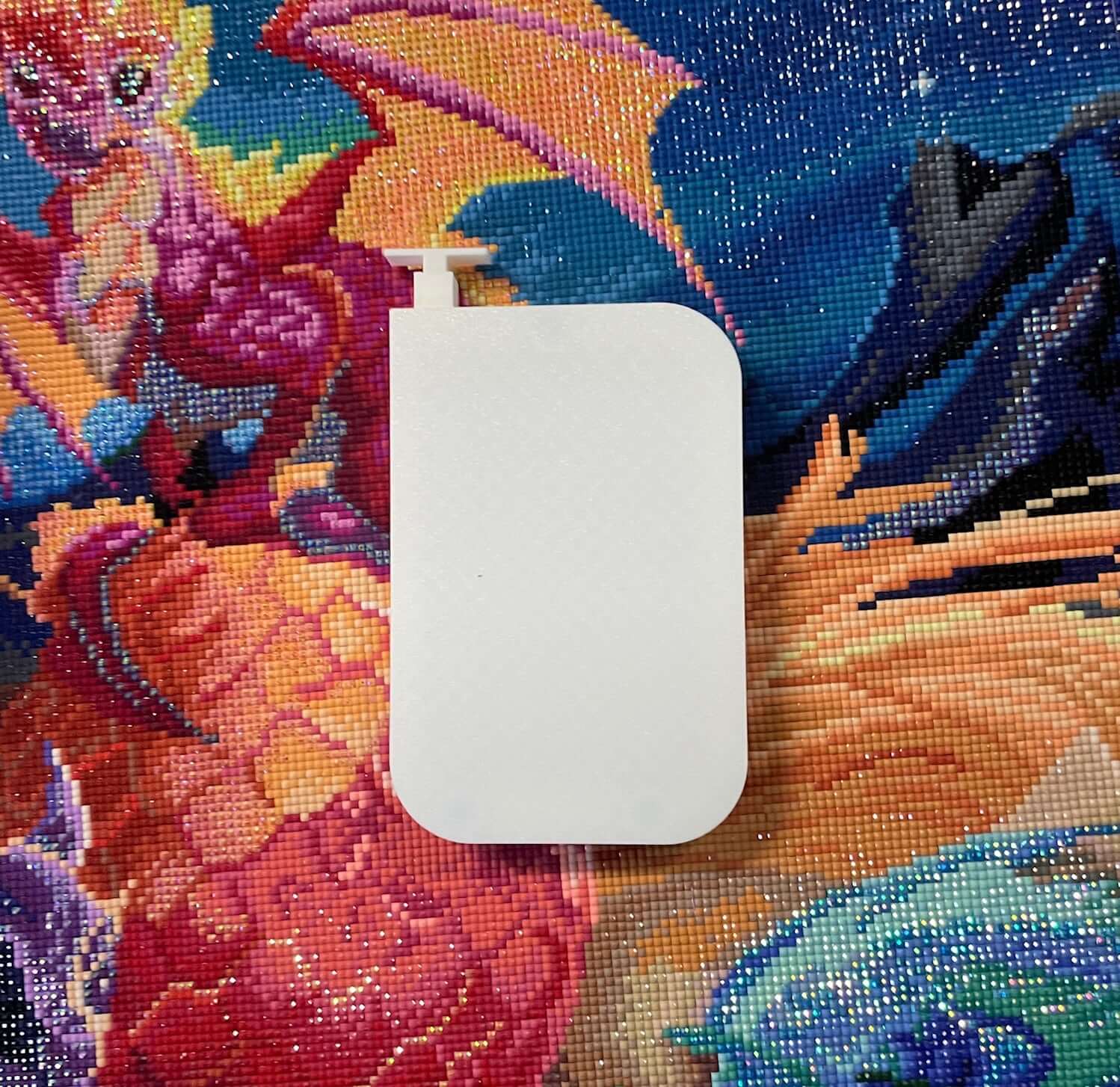 Medium-sized white Magnetsarus magnetic lid art tray on colorful diamond painting background.