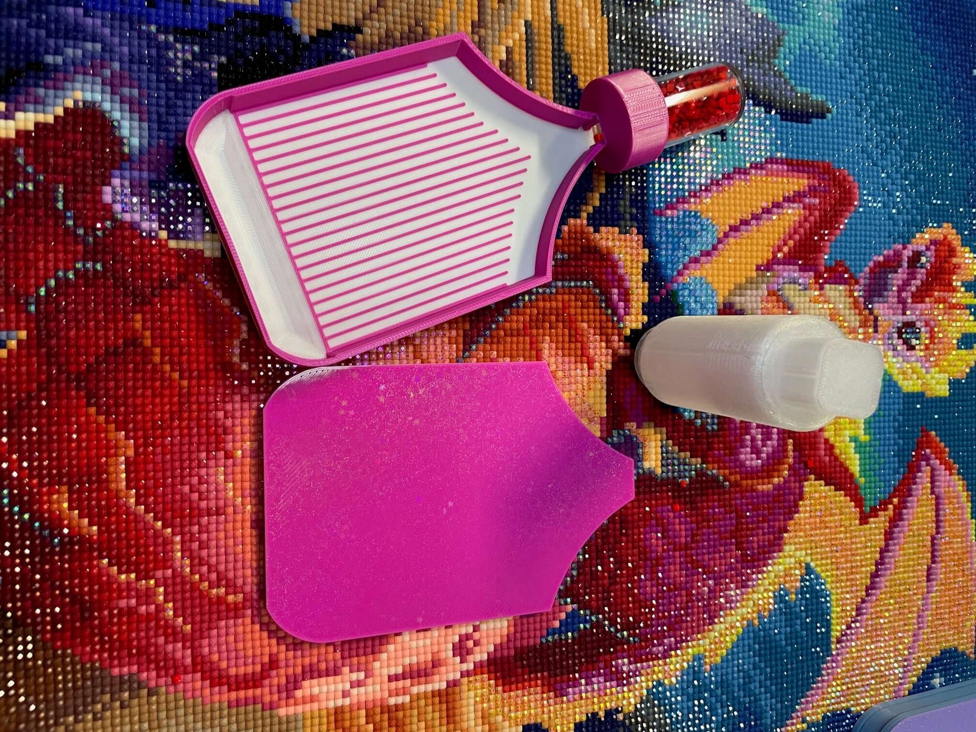 Dragonling Screw & Shake white belly diamond art tray with a pink base and screw-in container on a colorful background.